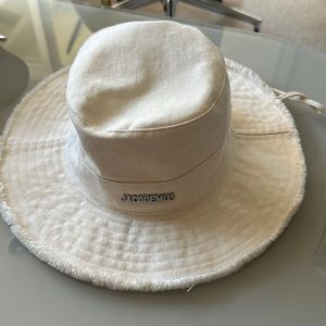 Jacquemus artichaut le bob hat in off white